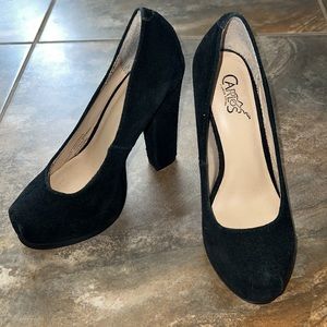 Carlos Santana Black Leather Suede Platform Pumps